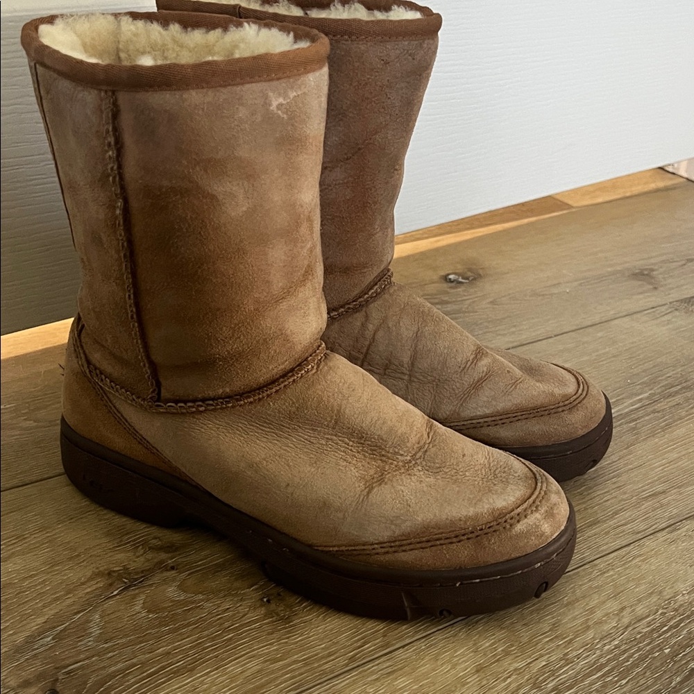 🛑 1 hour sale. UGG, size 7, Mid Height Tan Beige Suede Winter Boots - Picture 6 of 14